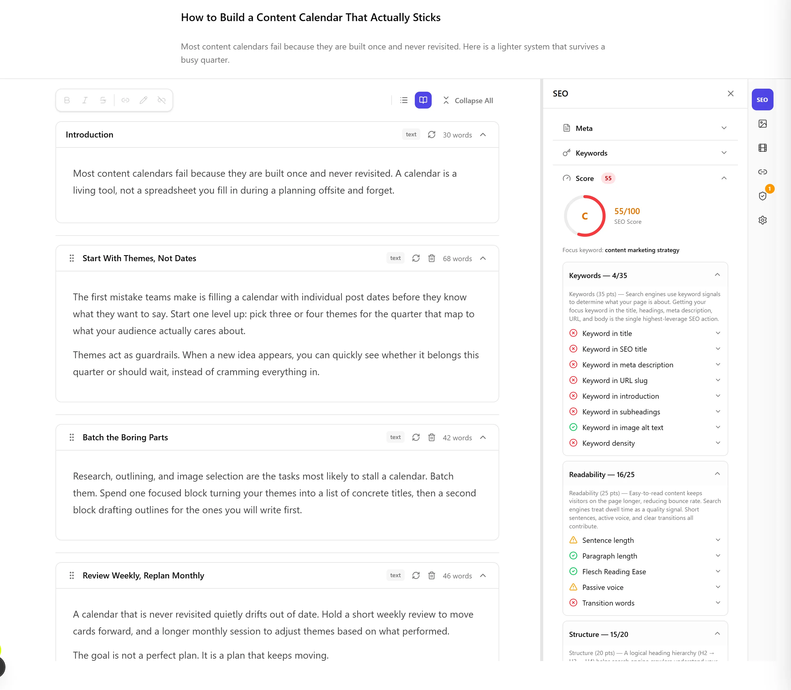 Das SEO-Panel geöffnet neben dem Blog-Editor, zeigt eine Bewertung von 55 von 100 mit einer Note C, das Fokus-Keyword und gruppierte Prüfungen für Keywords, Lesbarkeit und Struktur, wobei jede Prüfung als bestanden, Warnung oder nicht bestanden markiert ist.