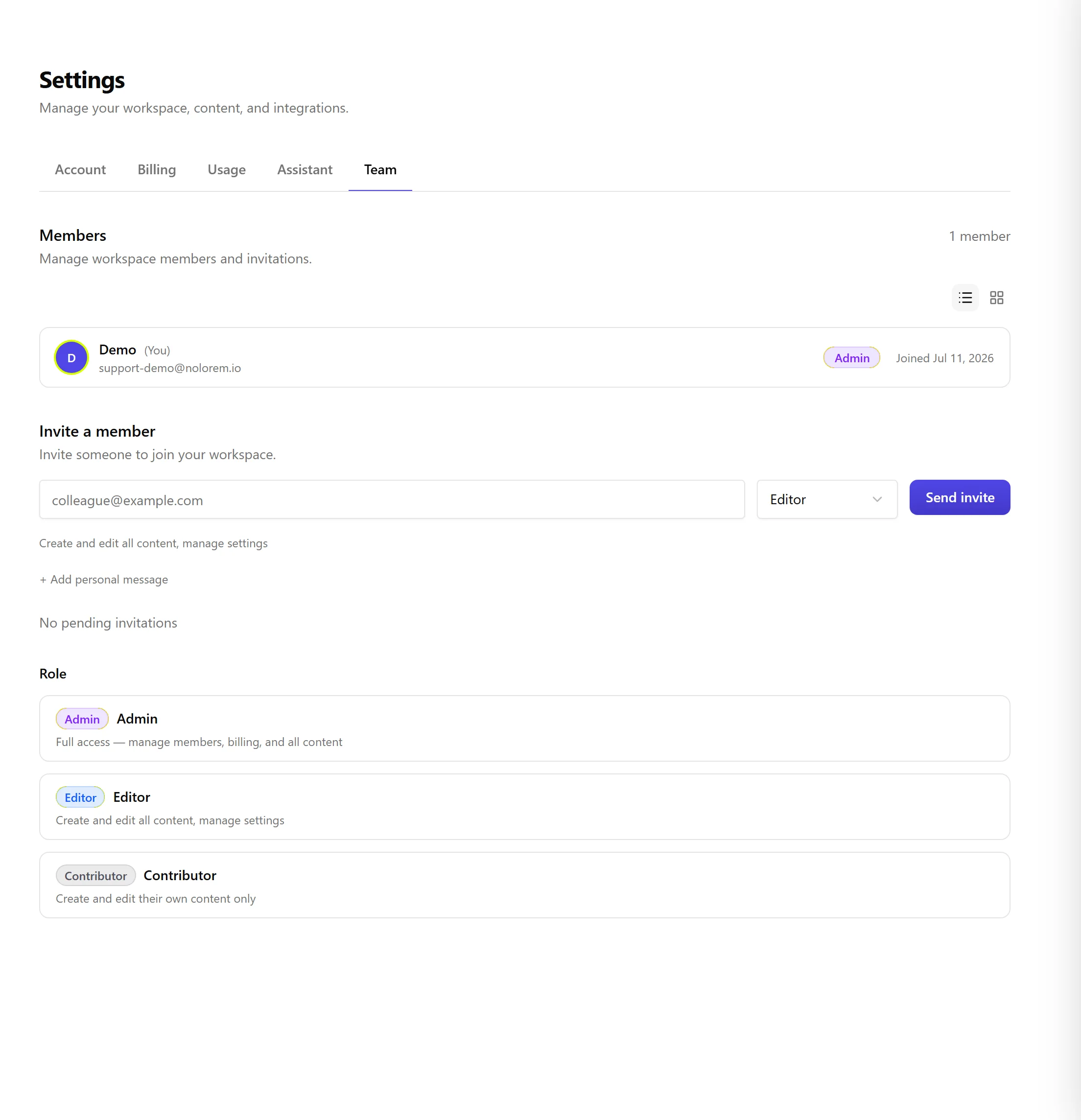 Der Tab Team in den Einstellungen: eine Mitgliederliste mit einem Mitglied mit einem Admin-Rollen-Badge und Beitrittsdatum, ein Formular Mitglied einladen mit einem E-Mail-Feld und einer Rollenauswahl sowie eine Rollen-Legende, die die Rollen Admin, Editor und Contributor mit farbcodierten Badges beschreibt.