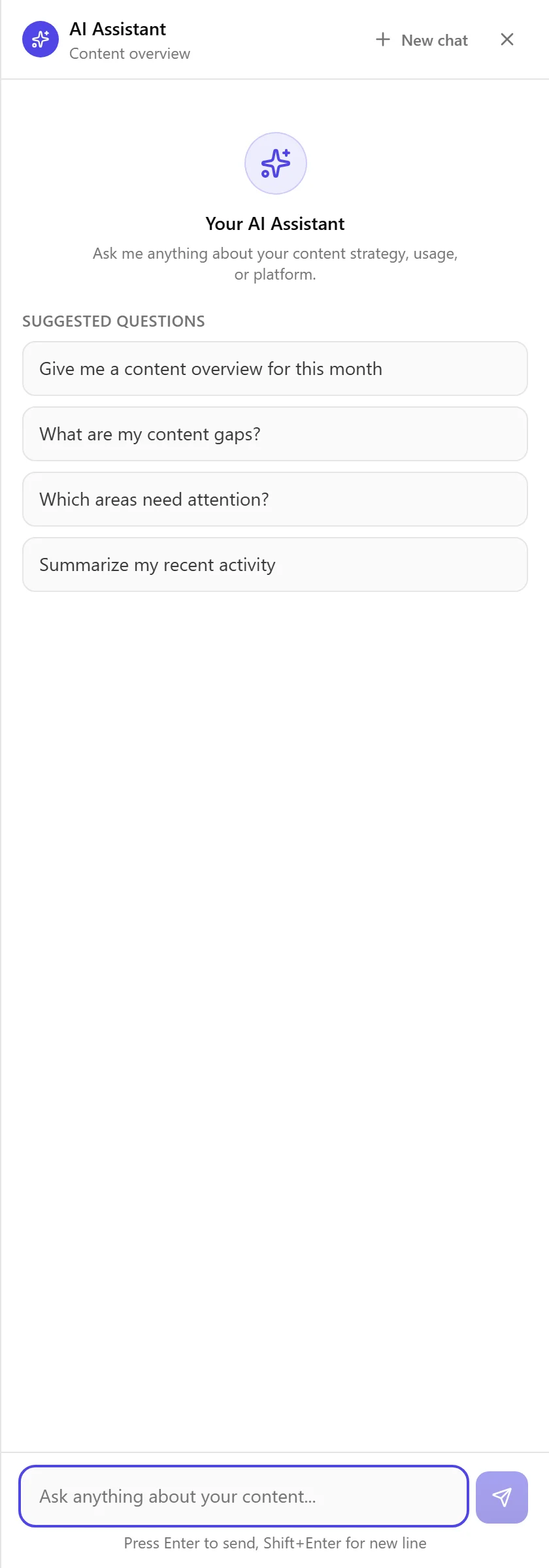 Das einschiebbare Content-Advisor-Panel mit einer Überschrift AI-Assistent, einer Einführung, einer Liste vorgeschlagener Fragen wie Gib mir eine Content-Übersicht für diesen Monat und Was sind meine Content-Lücken, und einem Nachrichteneingabefeld unten.