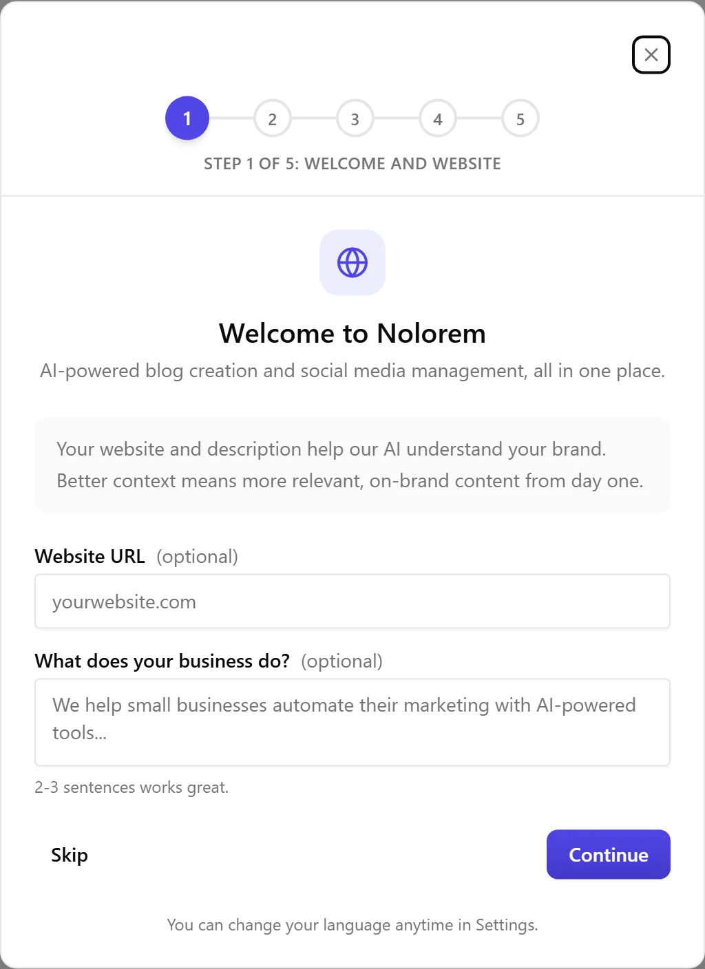 Der Onboarding-Assistent bei Schritt 1 von 5, Willkommen und Website, mit einer Fortschrittsanzeige aus fünf Punkten, einer Willkommensnachricht, optionalen Feldern für Website-URL und Unternehmensbeschreibung sowie Schaltflächen zum Überspringen und Fortfahren.