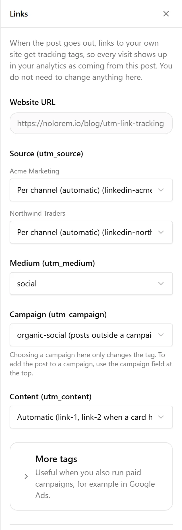 Het Links-paneel geopend in de rechterrand van de social-opsteller, met een Website-URL-regel, een Bron (utm_source)-veld voor elk van twee LinkedIn-kanalen dat naar een andere waarde oplost, een Medium-veld ingesteld op social, en een Campagne-veld met de terugvalcampagnenaam.